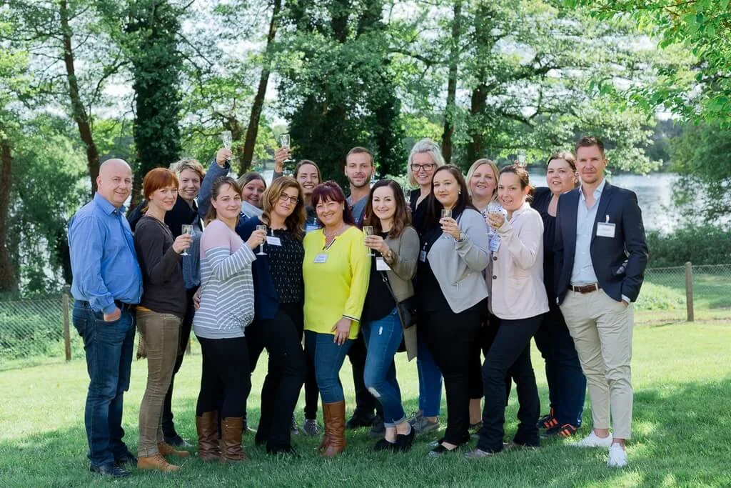 Teamfoto im Grünen