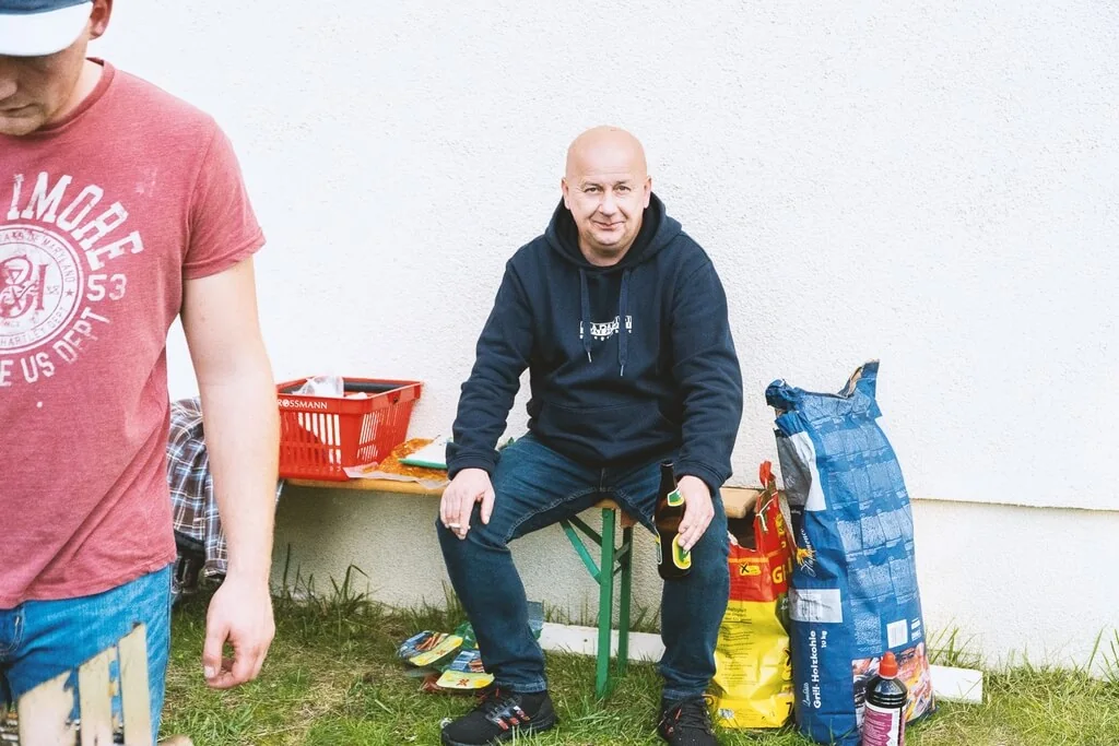 Kollegen beim Firmenausflug im Freien
