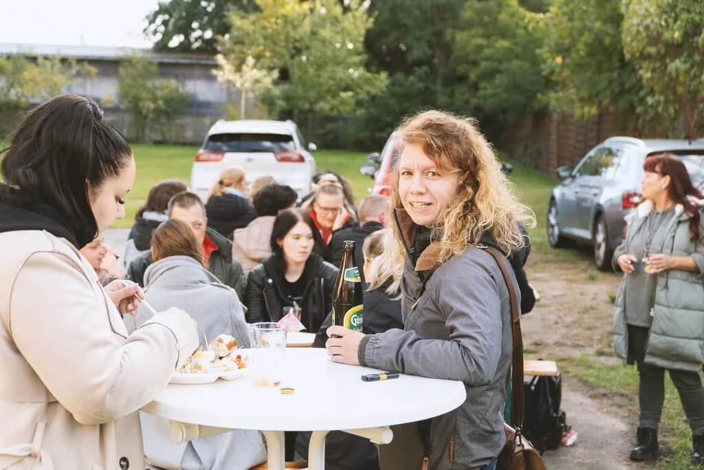 Kolleginnen beim gemeinsamen Essen im Freien